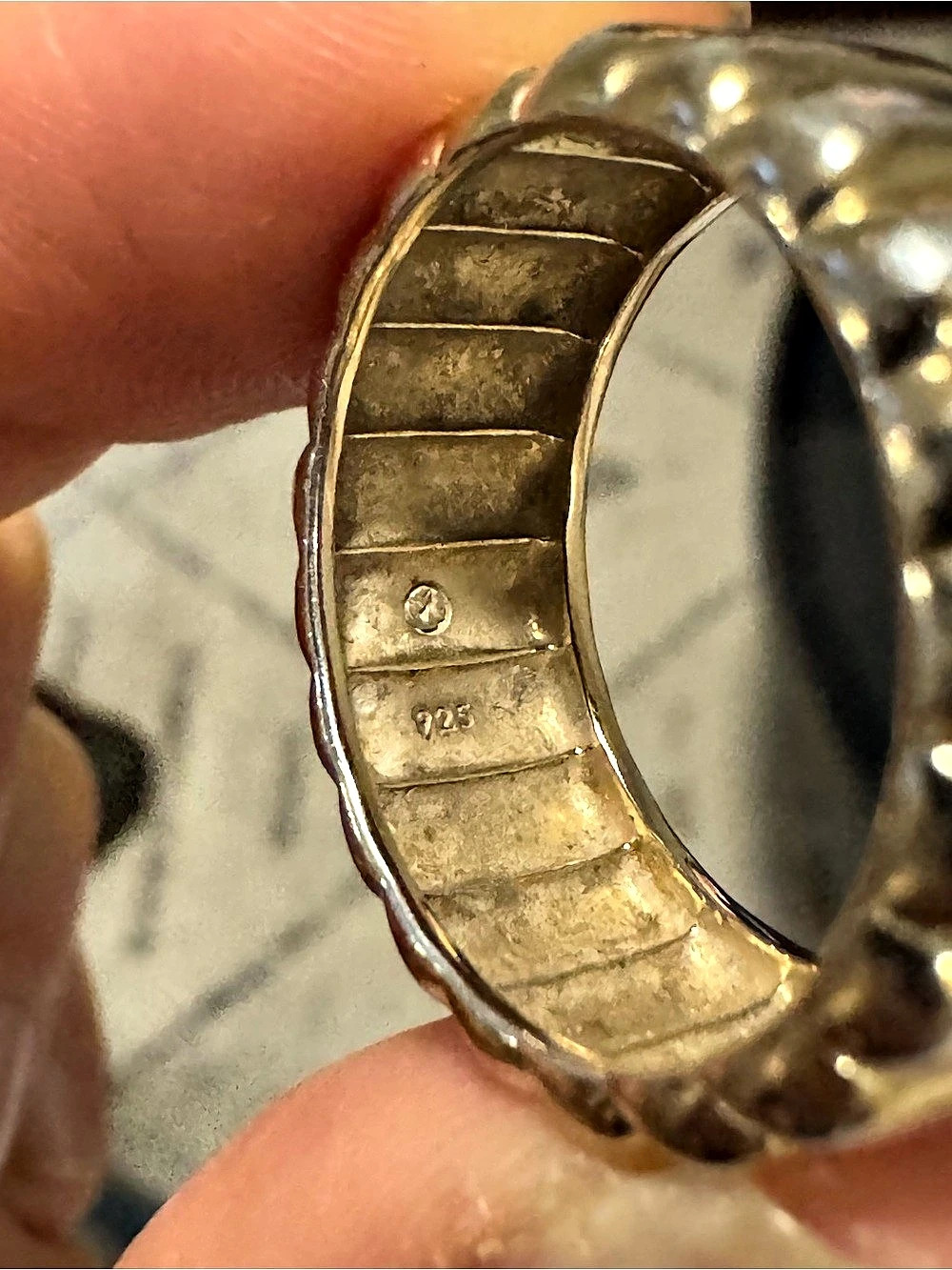 Mejuri CHARLOTTE BOLD RING - Picture 2 of 2